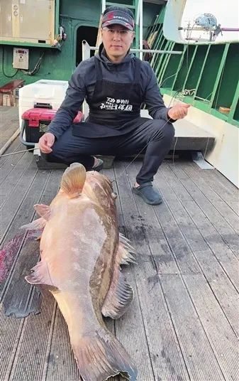 李慧远海钓到70斤石斑鱼。