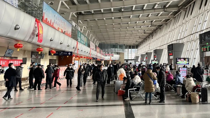 六里桥客运主枢纽候车大厅旅客排队候车/记者拍摄