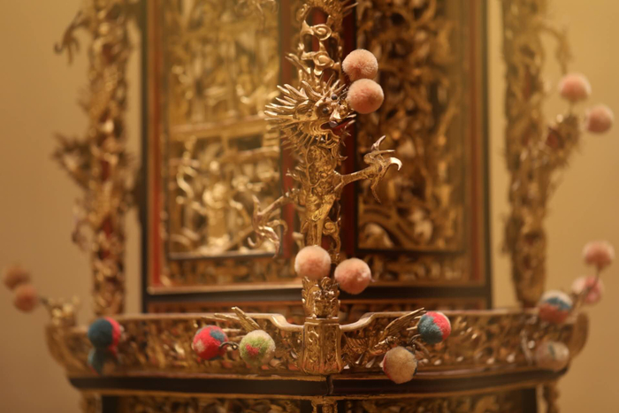 清代金漆木雕人物龙纹桌灯。  新京报记者 浦峰 摄