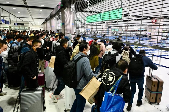 清晨6点半，落马洲口岸开闸，大批市民涌入。李志华 摄