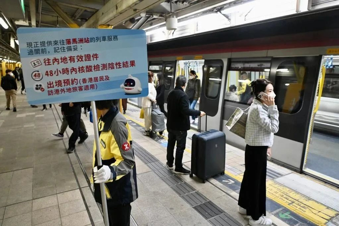 市民搭乘东铁线前往在落马洲口岸排队过关。李志华 摄