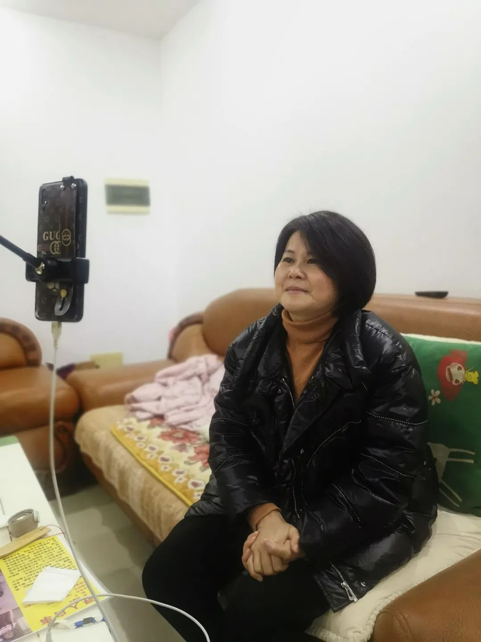 为了寻找女儿，徐小琴开始做直播，总忍不住哭。澎湃新闻记者 朱莹 图