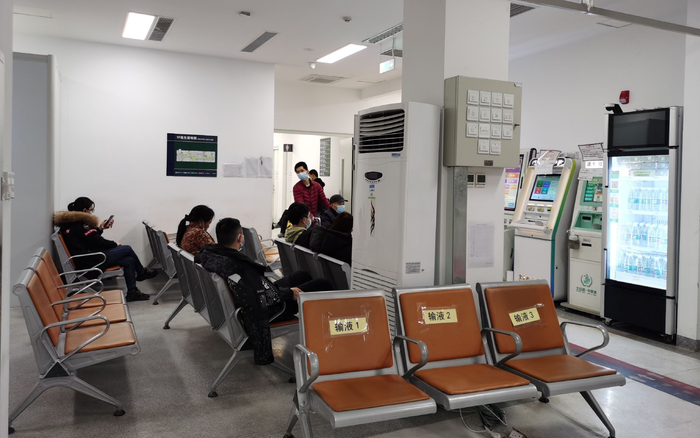发热门诊候诊区。新京报记者 戴轩 摄