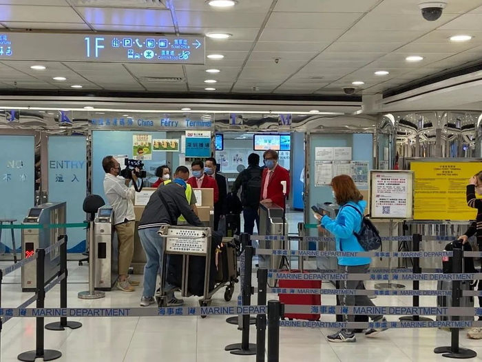 中国客运码头的工作人员为“通关”做准备工作。魏华都 摄