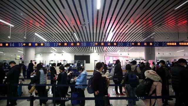 入境大厅的旅客。广州白云边检供图