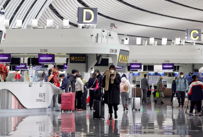 ▲1月7日，大兴机场航站楼，旅客前往柜台办理值机手续。