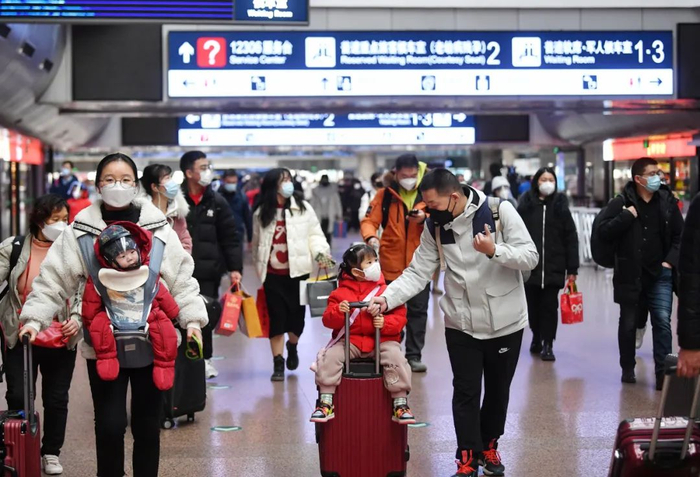 ▲1月7日，北京西站，家长带着孩子进入候车大厅。