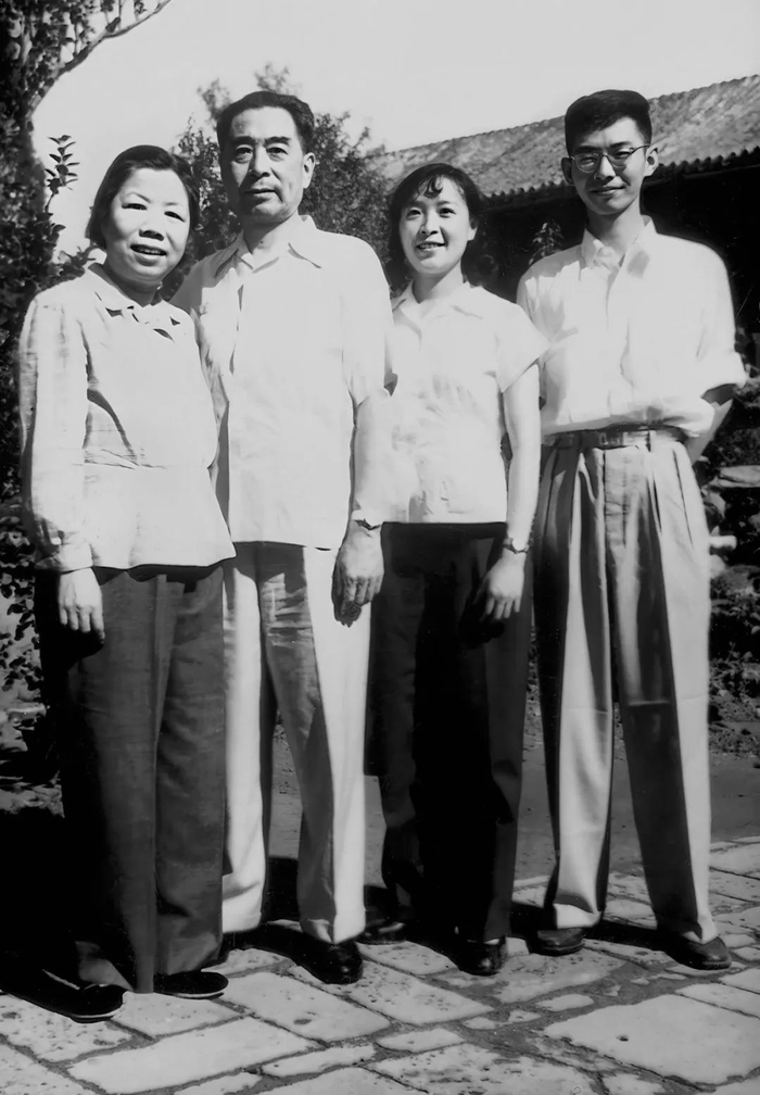 周恩来、邓颖超与侄子周尔均、侄媳邓在军在中南海西花厅合影（1960年）