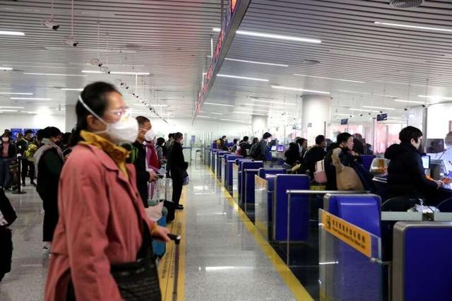 入境大厅的旅客。广州白云边检供图