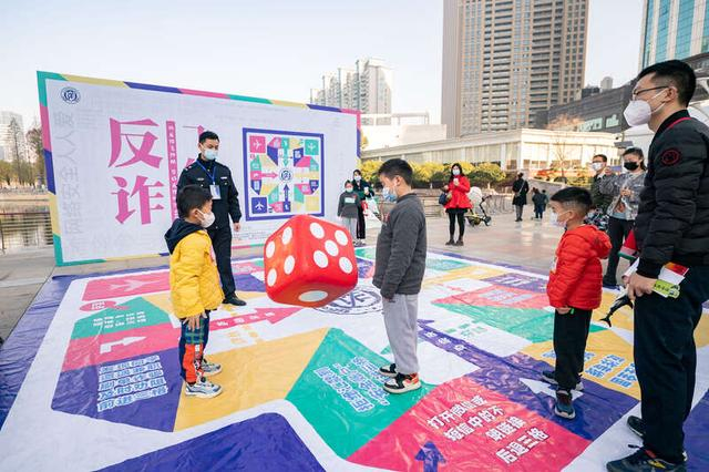（警营开放日现场反诈专区吸引了不少青少年观摩体验，供图：武汉市公安局）