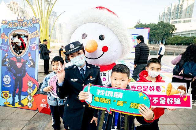 （警营开放日现场少年儿童与警察合影，供图：武汉市公安局）