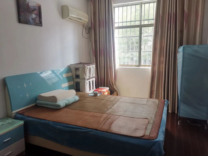 徐小琴把紫仪房间收拾得干干净净，等待女儿回来。