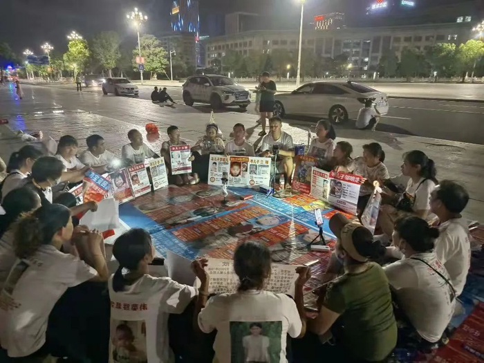 徐小琴参加寻亲活动。