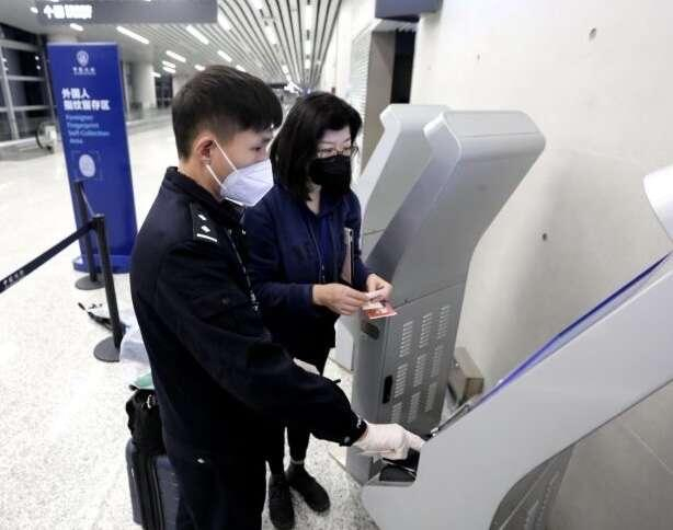白云边检警察指导入境旅客办理相关手续。广州白云边检供图