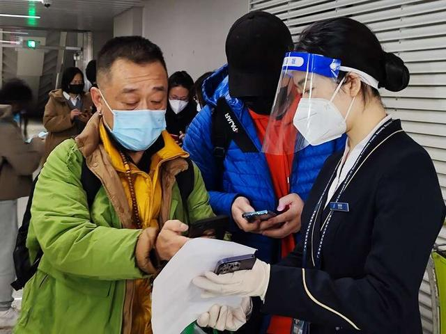 今天凌晨，CZ312旅客抵达广州。南航供图