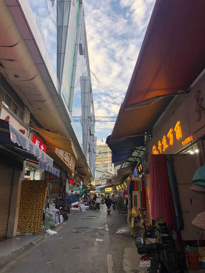 康鹭片区的商户们表示，由于生意不好，很多商户都选择提前关门，回老家过春节，大家都在观望春节后的恢复情况。