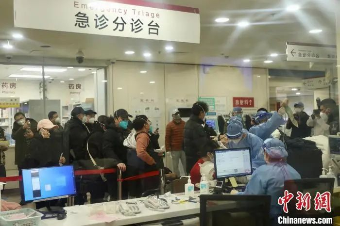 资料图：医院救治急危重症患者。中新社记者易海菲　摄