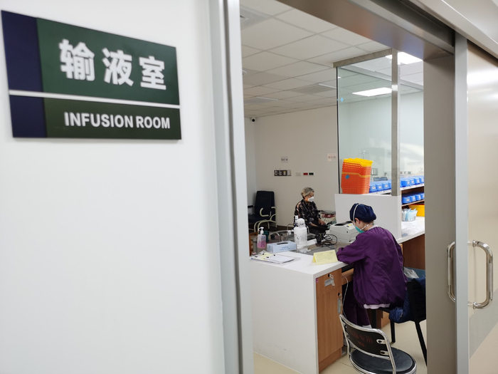 北京清华长庚医院临时改造的急诊留观室，患者可吸氧输液。新京报记者 戴轩 摄