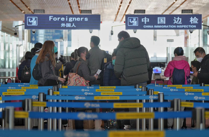 北京边检总站在T3-E边检入境现场增加了12条查验通道。新京报记者 陶冉 摄