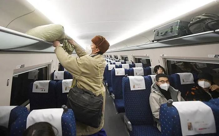 ▲旅客正在放置行李。