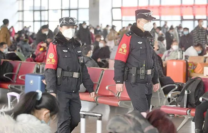 ▲北京西站，民警在候车室执勤。