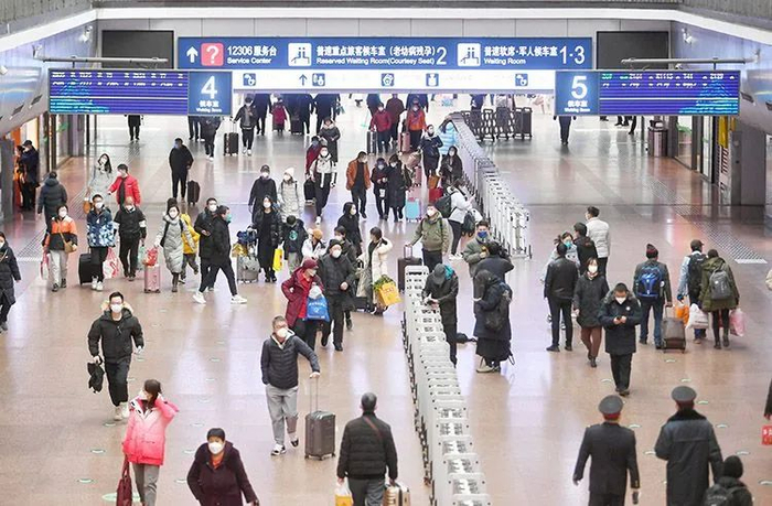 ▲北京西站进站大厅里的客流。