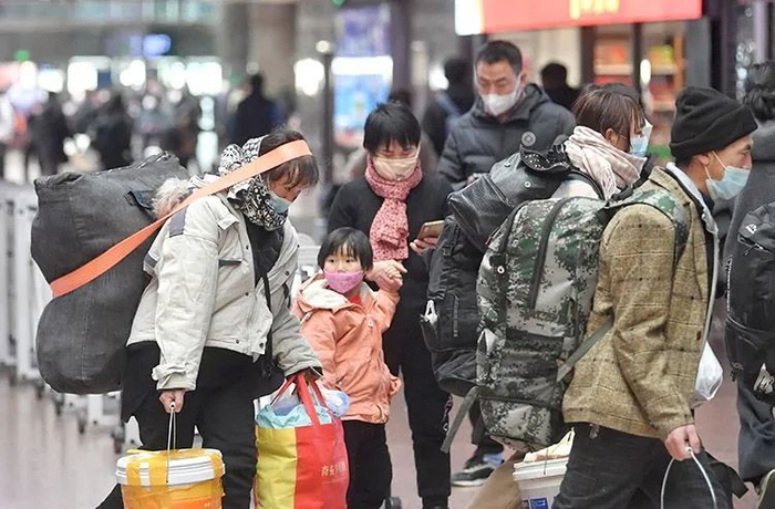 ▲旅客进站准备乘车。