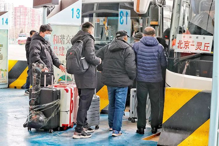 ▲旅客排队上车。