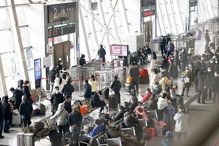 ▲北京六里桥长途客运站候车大厅里大批等待检票的旅客。