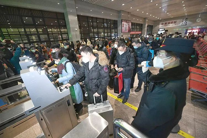 ▲G6701次列车的旅客开始检票进站。