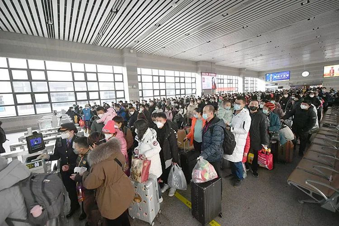 ▲北京西站，旅客排队检票。