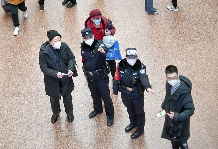 ▲北京西站，民警为旅客指路。