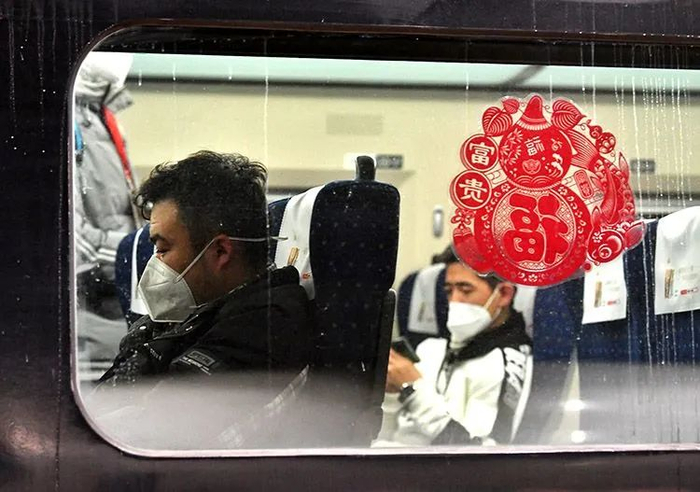 ▲春运期间，铁路部门对列车进行精心布置，列车上能够感受到浓浓的年味。