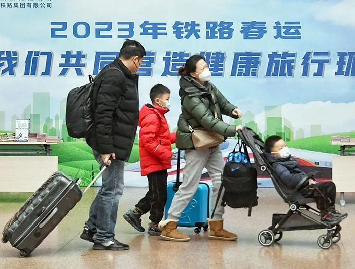 ▲春运首日，北京西站，一家人拉着行李准备乘车。