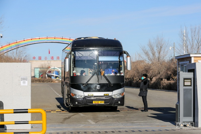 二连出入境边防检查站执勤民警检查验放国际客运班车&nbsp; 央广网发 杨金烨 摄