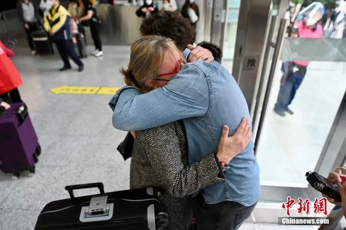 在深圳的儿子迎接在香港3年未见的母亲。李志华 摄