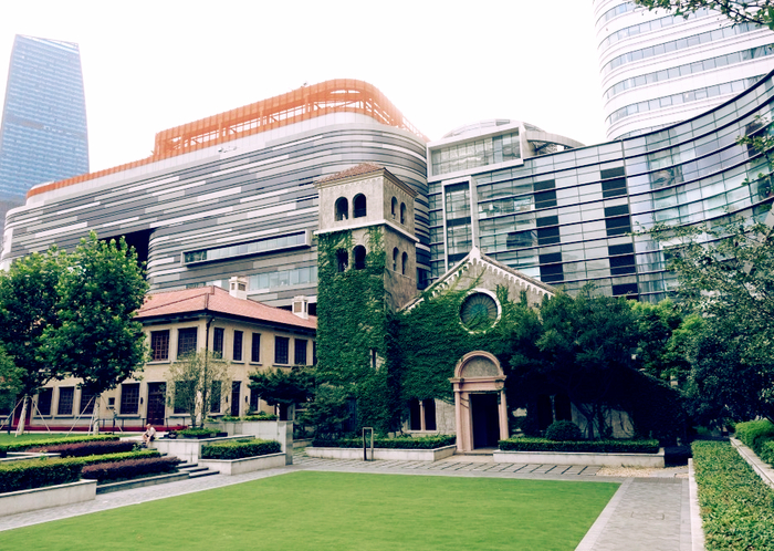 长宁来福士广场内保留圣玛利亚女中的教堂、钟楼和移动复建的教室（摄影 姚志康）