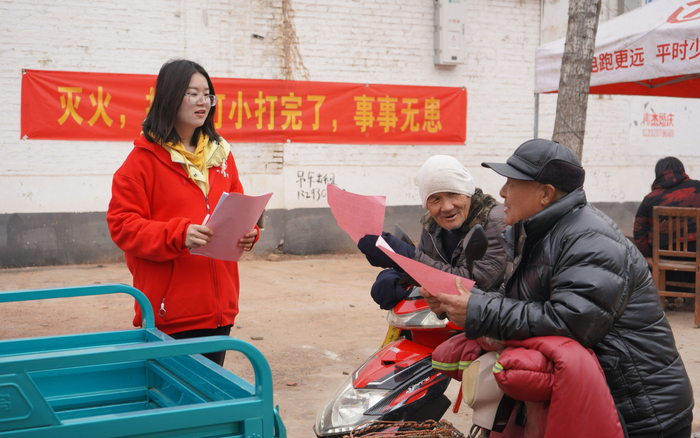 张桂花开着科技小车在村里宣传。受访者供图