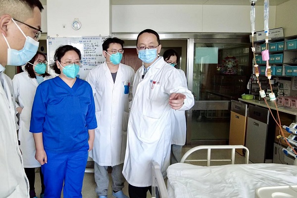 图为李颖川在重症监护病房查房。任玉明/摄