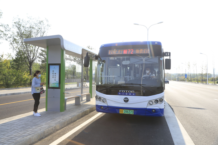 过去一年，顺义区调整了多条线路，为市民出行解决了难题。北京骏马客运有限公司供图