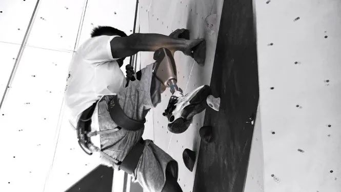 图 | 肢体残疾的小林穿戴BrainCo强脑科技智能仿生腿