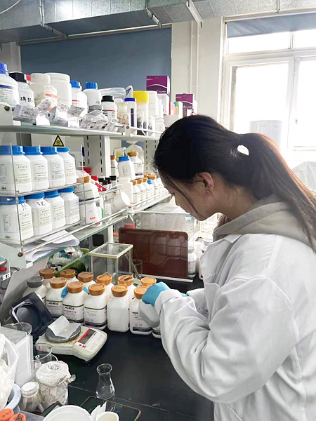 &nbsp;&nbsp;&nbsp;&nbsp;北工商团队在实验室进行酿酒微生物实验。受访者供图