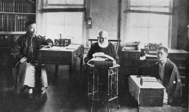 圣约翰大学的创始人施约瑟（居中者，图为晚年形象）