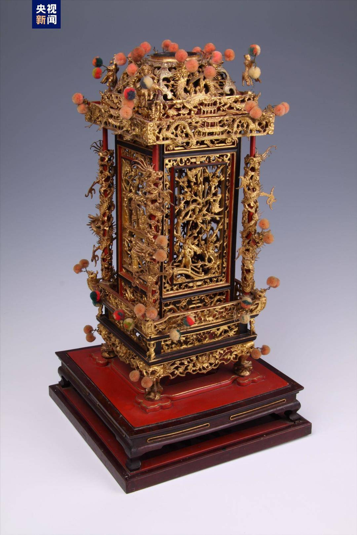金漆木雕人物龙纹桌灯策展人介绍,福建是台湾同胞最主要的祖籍地,经过