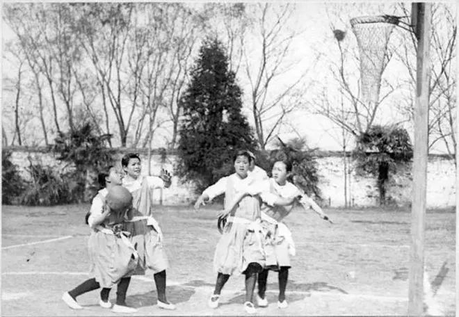 穿着长袖长裙打篮球的圣玛利亚女中学生