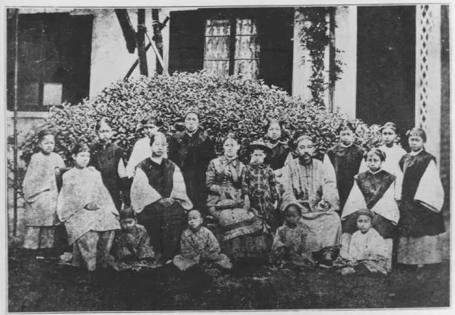 1870年文纪女校师生合影