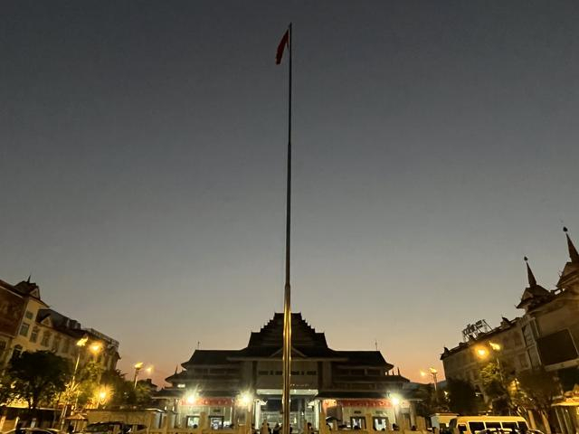 1月8日清晨7点半，瑞丽出入境边防检查站的民警在姐告国门举行升旗仪式。澎湃新闻记者 王万春 图