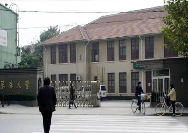 1999年纺专并入东华大学，图为2003年长宁路校门