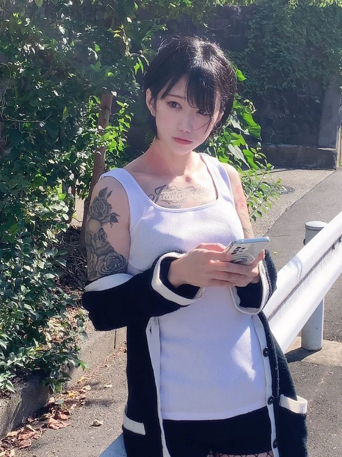 小柊早期的推特照片甚至都给这些纹身打了码