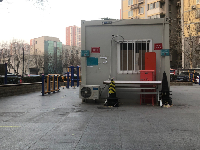乐城小区广场上停用的核酸检测亭挤占了居民的休闲健身空间。